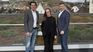 Stefanie Thurner mit Bürgermeister Manfred Rädler (links) und dem Aufsichtsratsvorsitzenden ...