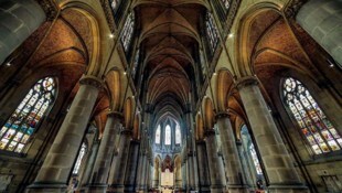 Der Linzer Mariendom besitzt Gemäldefenster, die als Kunstschatz gelten.