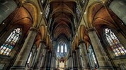 Der Linzer Mariendom besitzt Gemäldefenster, die als Kunstschatz gelten.