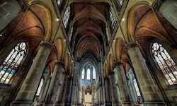 Der Linzer Mariendom besitzt Gemäldefenster, die als Kunstschatz gelten.