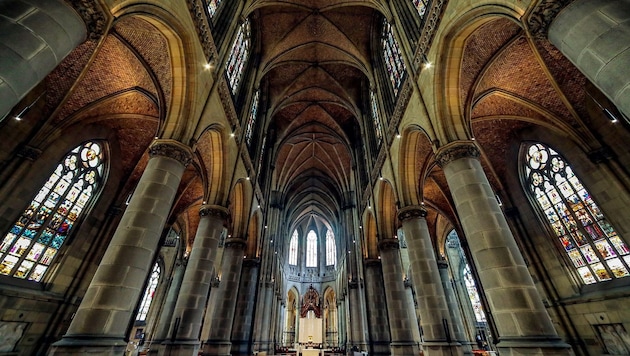 Der Linzer Mariendom besitzt Gemäldefenster, die als Kunstschatz gelten.