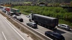 Ein Autoinsasse starb auf der Autobahn, drei auf Freilandstraßen (Symbolbild).