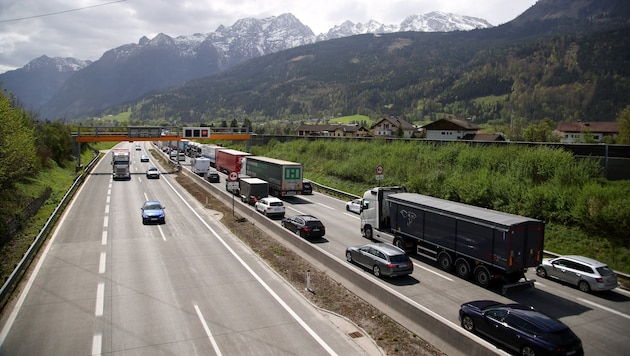 Ein Autoinsasse starb auf der Autobahn, drei auf Freilandstraßen (Symbolbild).