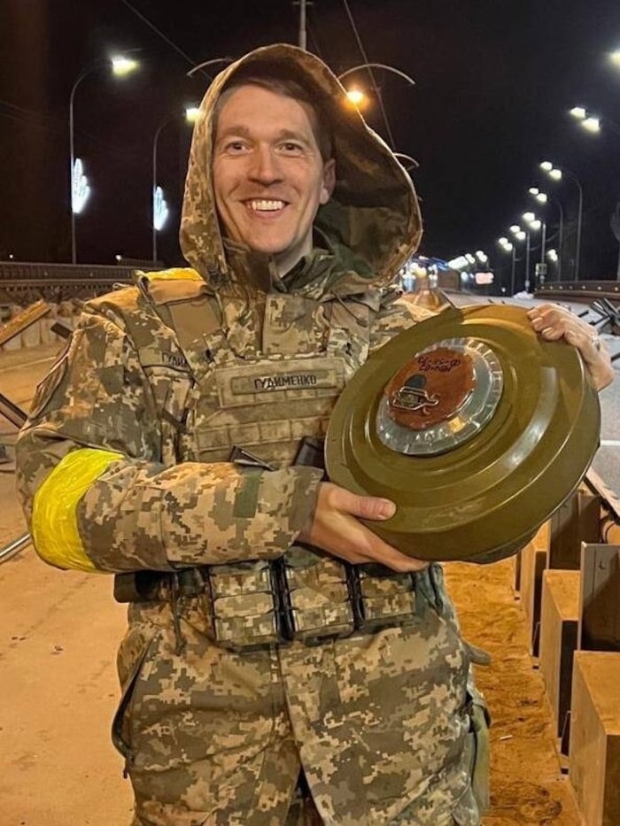 Gudymenko mit einer Panzerabwehrmine sowjetischer Machart