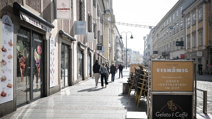 Der Eiskönig auf der Landstraße (o.) ist seit Jahrzehnten für seine Eiskreationen bekannt.