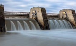 Wasserkraftwerke produzieren einen großen Teil der Energie in Österreich. 
