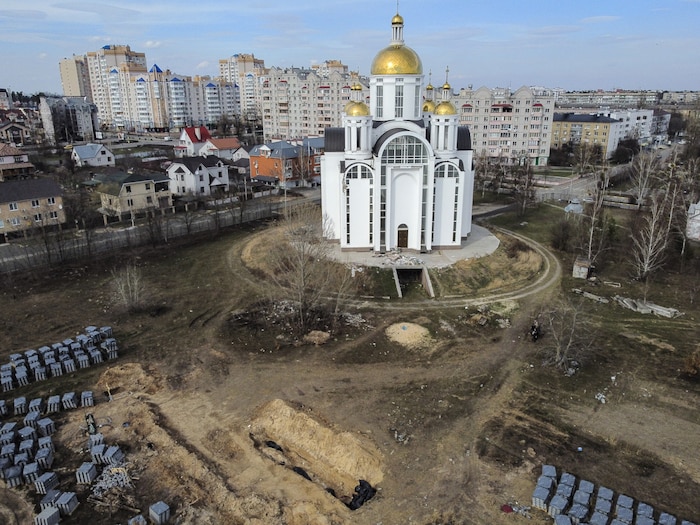 Butscha vor vier Jahren: Massengrab vor der St.-Andreas-Kirche
