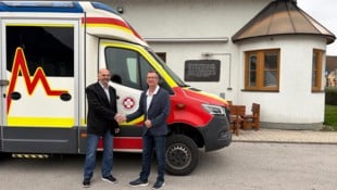 Übernahme: Obmann Reinhard Schuster und NÖ Samariterbund Rettungsdienstleiter Gerhard Pracher.