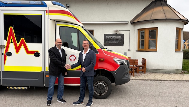 Übernahme: Obmann Reinhard Schuster und NÖ Samariterbund Rettungsdienstleiter Gerhard Pracher.