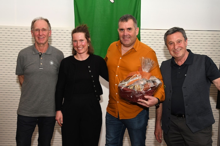 Helmut Sumper mit den neuen Pächtern Petra und Roland Ertl (Mitte) und Hüttenwart Jöbstl Werner.