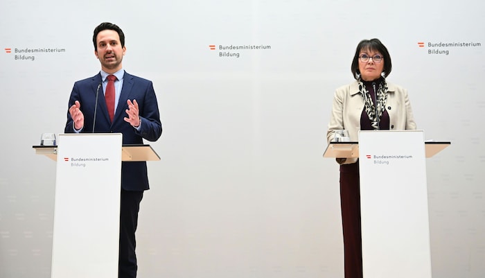 Wiederkehr und Zins präsentierten die Lehrplanreform.