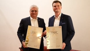 Landesrat Martin Antauer mit Geschäftsführer Matthias Reichl bei der Verleihung in Wien.