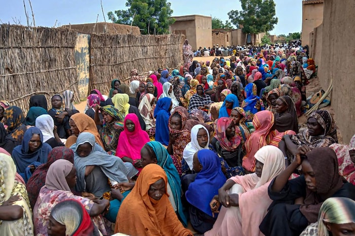 Menschen im Sudan warten auf die Verteilung einer Mahlzeit