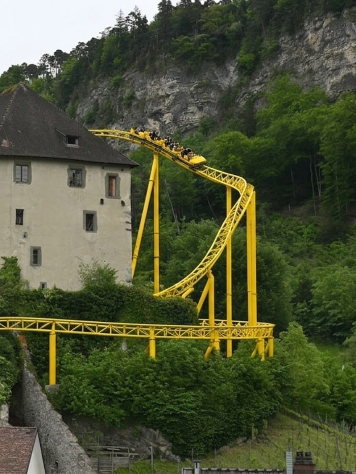 Die Achterbahn soll rundum und in die Schattenburg führen.