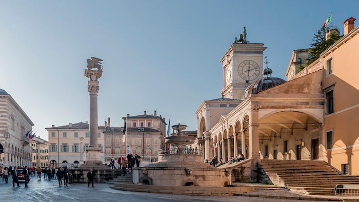 Udine – Charakteristisch für die Stadt sind die vielen kleinen Plätze, auf denen die ...