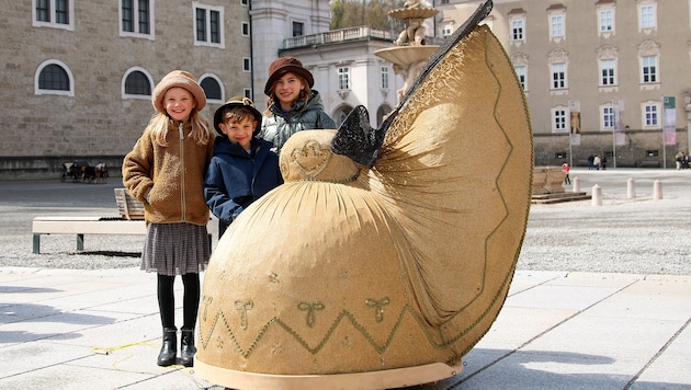 Romy, Ferdinand und Elisabeth stolz mit dem Goldhauben- Exemplar, das für mehr Aufmerksamkeit ...