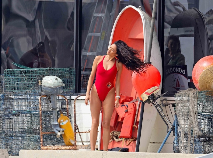 Bei den Dreharbeiten von „Baywatch“ sorgte Shay Mitchell diese Woche für Begeisterung.