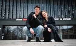 Er hat Höhenangst- sie rettet ihn! Mathias Edenborn (Edward) und Sofie De Schryver (Vivian) ...