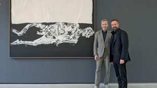 Landeshauptfrau-Stellvertreter Stefan Schnöll mit Museumsdirektor Harald Krejci (links) vor dem ...