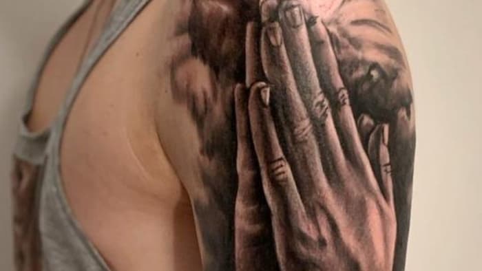 Tattoos am Oberarm verdeutlichen Rieders Bindung zu Gott.