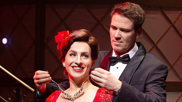 Vivian tauscht ihre schwarzen Lackstiefel gegen das legendäre rote Kleid, um in die Oper ...