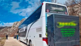 Der Reisebus blieb auf einer Bergstraße stecken.