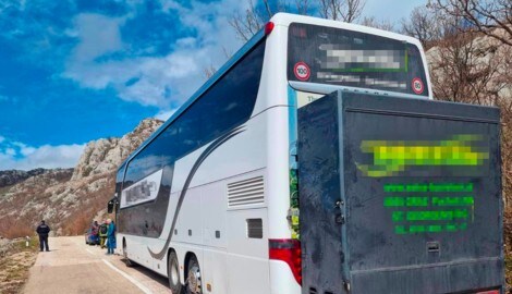 Der Reisebus blieb auf einer Bergstraße stecken.