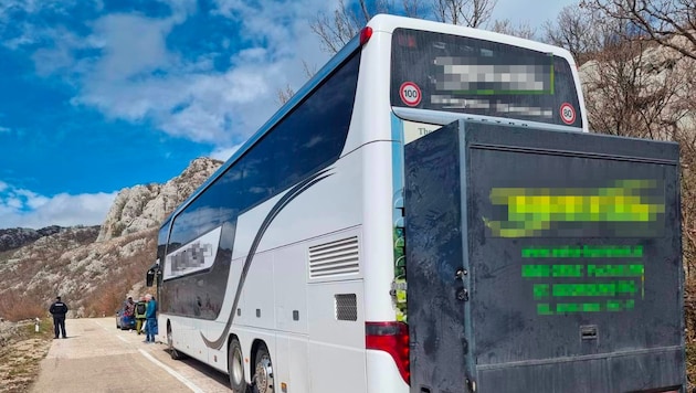 Der Reisebus blieb auf einer Bergstraße stecken.