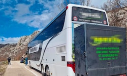 Der Reisebus blieb auf einer Bergstraße stecken.