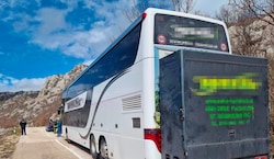 Der Reisebus blieb auf einer Bergstraße stecken.