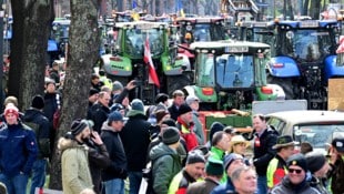 Hunderte Bauern haben am Dienstagnachmittag in Wien für „bessere Zukunftsperspektiven“ ...