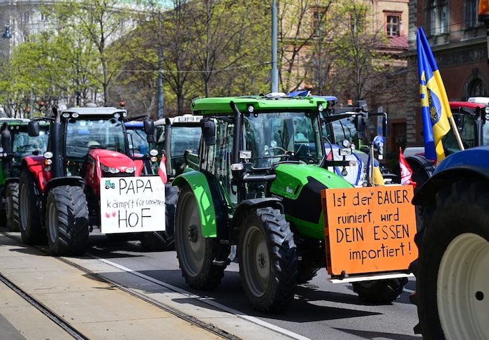 Massiver wirtschaftlicher Druck bringt heimische Bauern an ihre Grenzen.