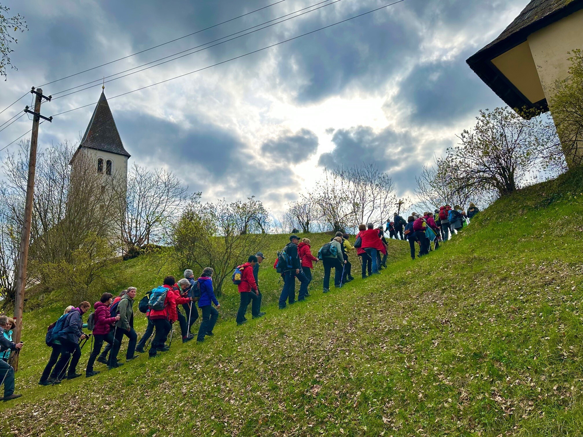 Der Emmausgang erinnert daran, dass die Jünger bei ihrem Gang von Jerusalem nach Emmaus den ...