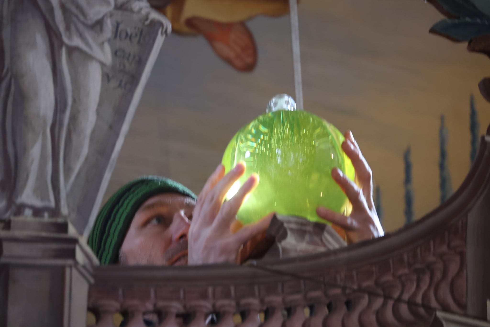 Mit verschiedenfärbigem Wasser sind die Glaskugeln gefüllt, die in Tiroler Kirchen – am Foto in ...