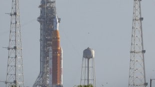 Die Rakete soll mit vier Astronauten an Bord den Mond umrunden.