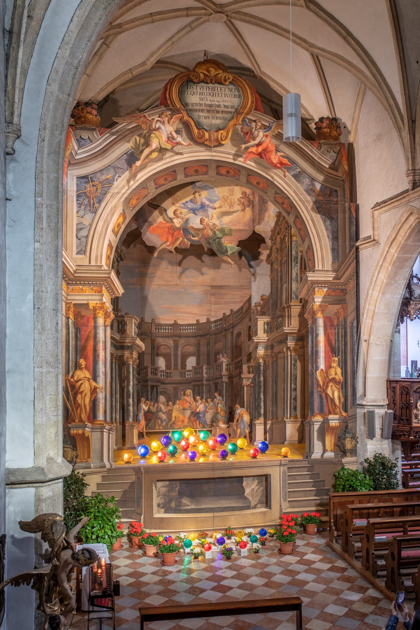 Ein imposantes Heiliges Grab wird in der Lienzer Pfarrkirche St. Andrä aufgebaut.