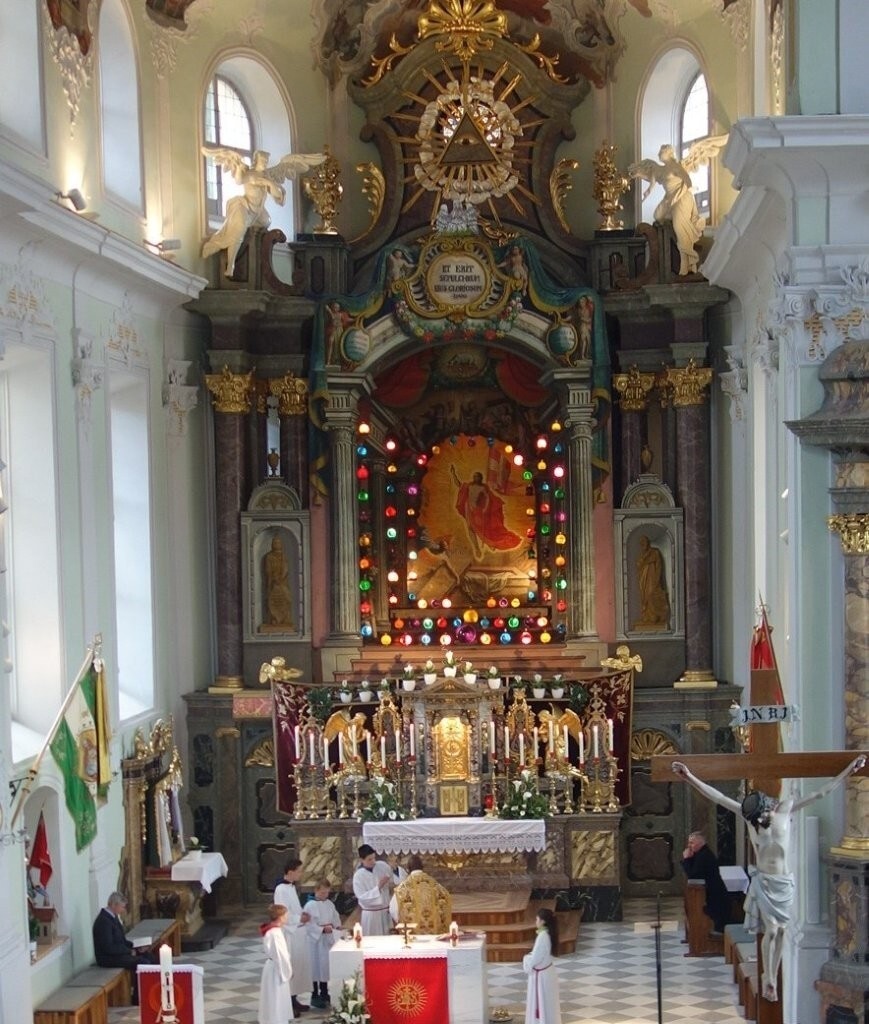 Das Grab ist leer, der Heiland ist erstanden: Wandlung des Heiligen Grabes in Obertilliach.
