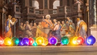 Bunte Glaskugeln beleuchten Bibelszenen und das Heilige Grab, das mit Ostern verschwindet. Der ...