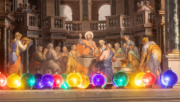 Bunte Glaskugeln beleuchten Bibelszenen und das Heilige Grab, das mit Ostern verschwindet. Der ...