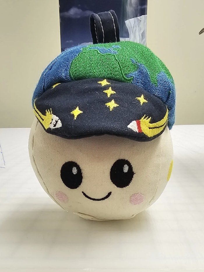 Das Maskottchen „Rise“ zeigt die Schwerelosigkeit an.