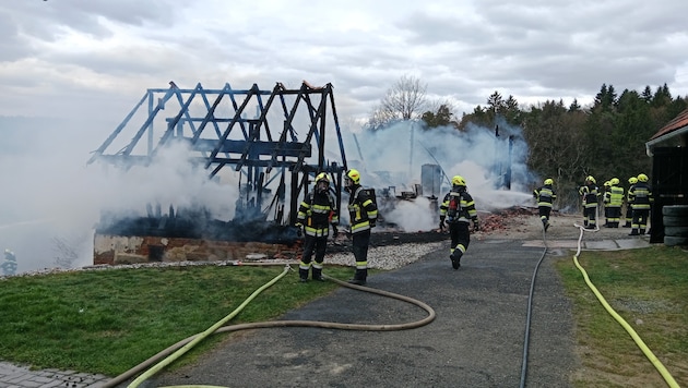 Das Gebäude brannte gänzlich nieder.