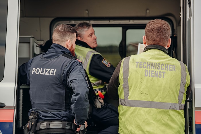 Die Aktion dauerte rund acht Stunden und beschäftigte 20 Polizisten sowie 16 Experten ...