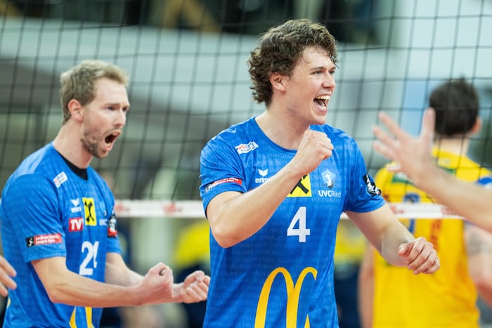 Ried (im Bild Berger und Berkefelt) bejubelt den Finaleinzug.