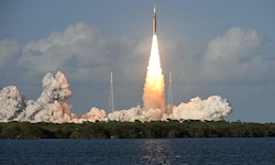 Die Rakete soll mit vier Astronauten an Bord den Mond umrunden.