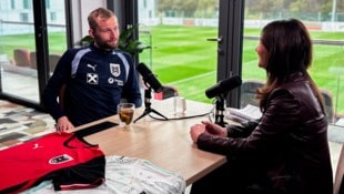 Konrad Laimer im Gespräch mit ServusTV-Moderatorin Julia Kienast.