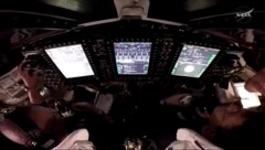 Pilot Victor Glover (li.) und Kommandant Reid Wiseman in der Orion-Kapsel