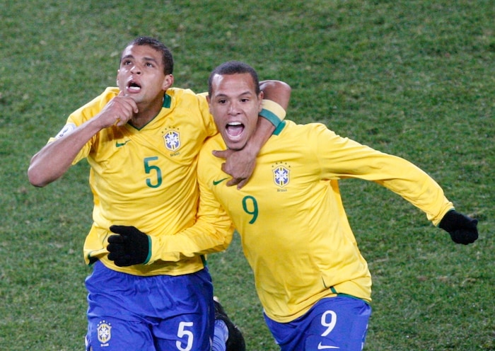 Zehn Jahre lang kickte Luis Fabiano (r.) für die „Selecao“.