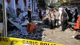 In der Stadt Manado wurde ein Sportkomplex schwer beschädigt.