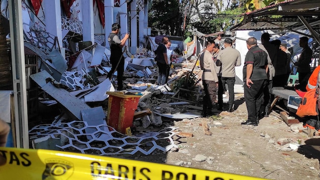 In der Stadt Manado wurde ein Sportkomplex schwer beschädigt.