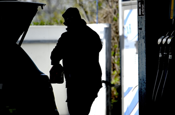 Die Spritpreisbremse sei zwar ein „Tropfen auf den heißen Stein“, könnte aber helfen, den ...